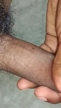 Un desi indien fait une branlette dans la salle de bain