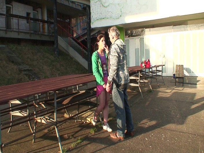 German porn friends: Une brune sexy se fait manger et doigter par un...