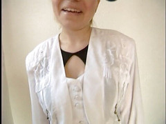 Lucky Cooch: Señora rubia dando una entrevista