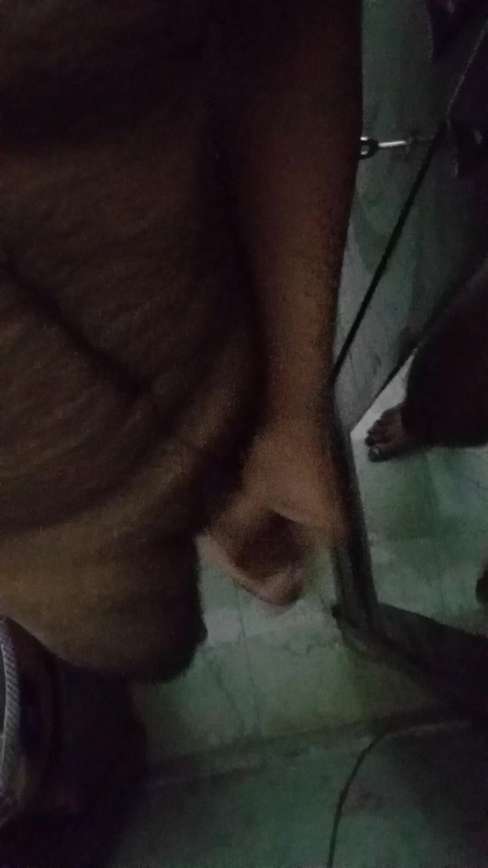 Raaz26d: Desi svalnatý chlapec si naolejoval ptáka a masturbuje před zrcadlem...