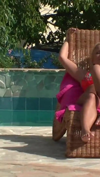 La tedesca bionda in piscina