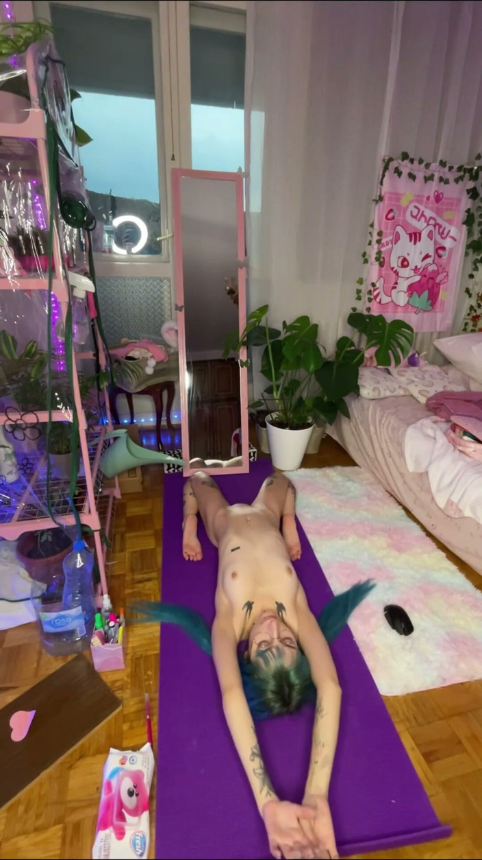 lanalovacutie: Yoga Naked