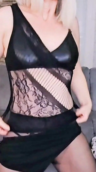 İç çamaşırlı kanepede seksi