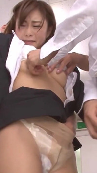 란제리를 입은 일본 여성과 사무실에서 3_threesome 거유 일본 장면 - 얼싸로 끝납니다.