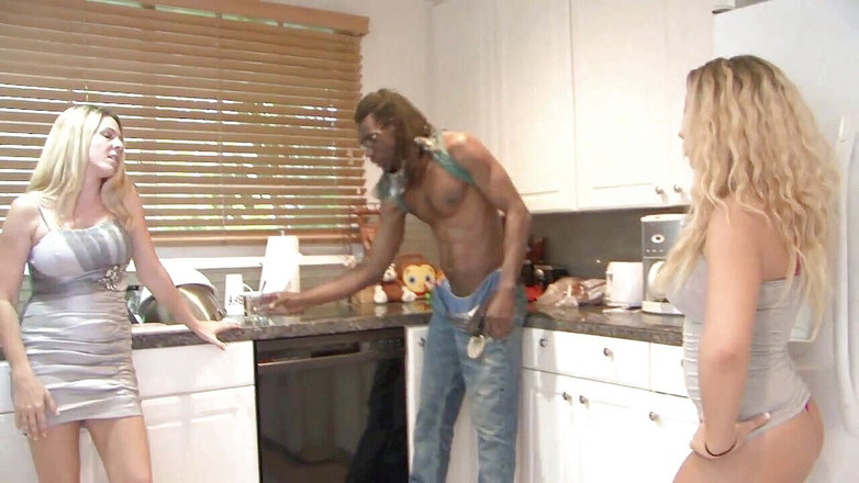 Black Sinner: 거대한 흑인 자지에게 따먹히는 새엄마와 배다른 딸