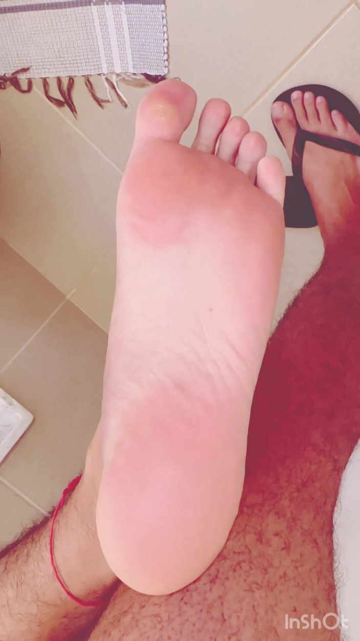 Boy feet: 未割りのチンコとチーズとソフトボーイの足