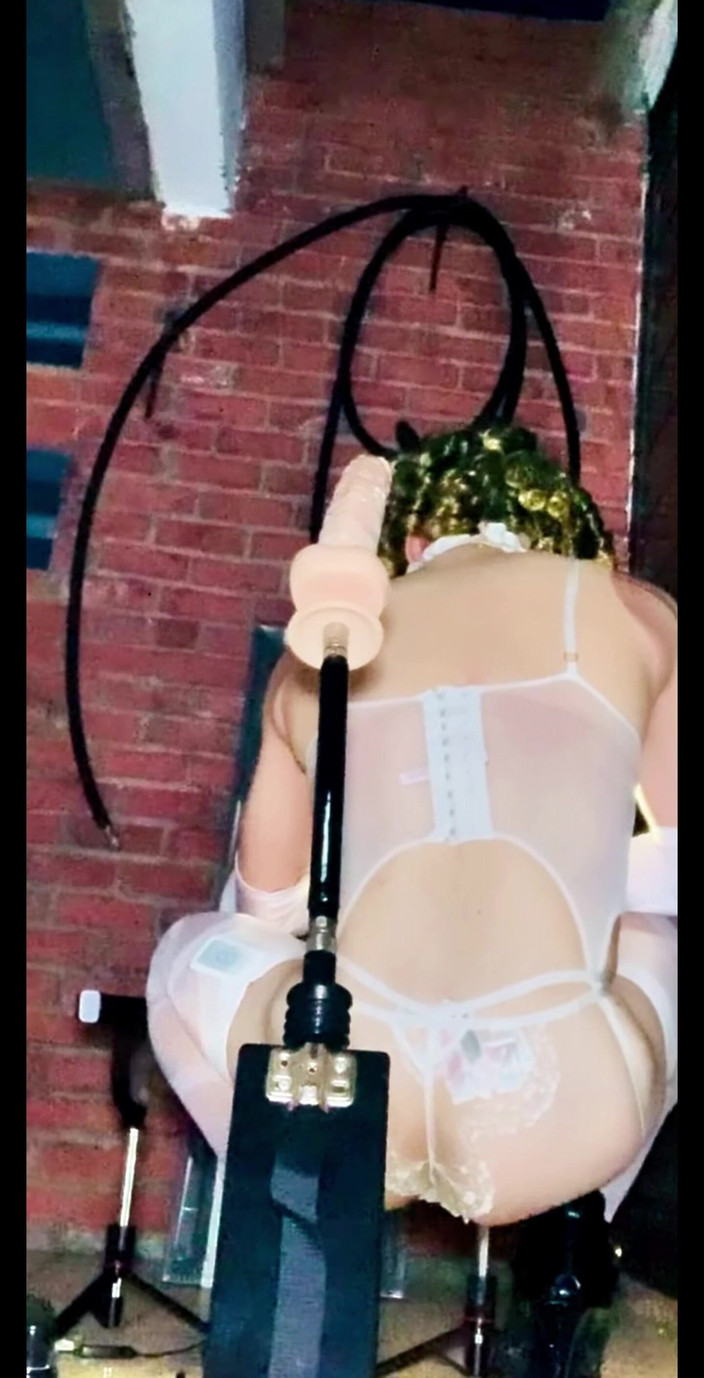 Benito414: Femaboy witte netkousen buiten neukmachine