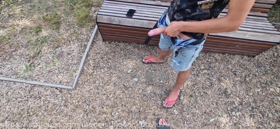 AlexGay: Un ragazzo effeminato a caso mi masturba il cazzo e...