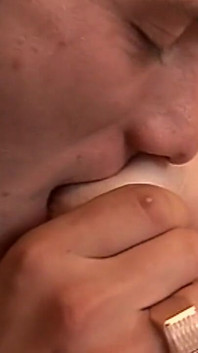 Esta madura peluda e fofa e com tesão fode como uma jovem puta