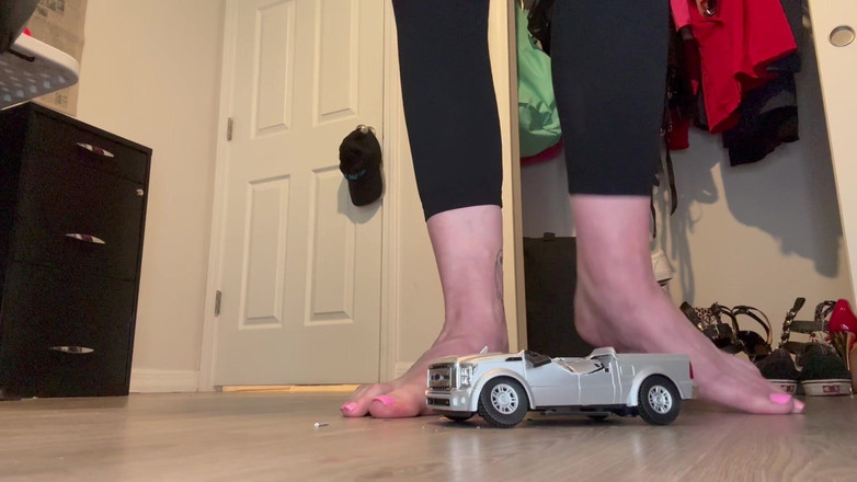 Peppermint Giantess: Truck Crush dengan ukuran 5 meter