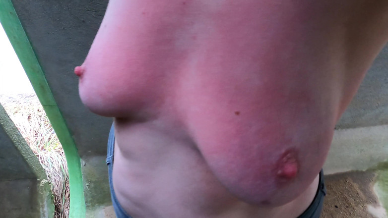 Bouncy Tits Action: Uderzanie jej nagie cycki w Tunelu