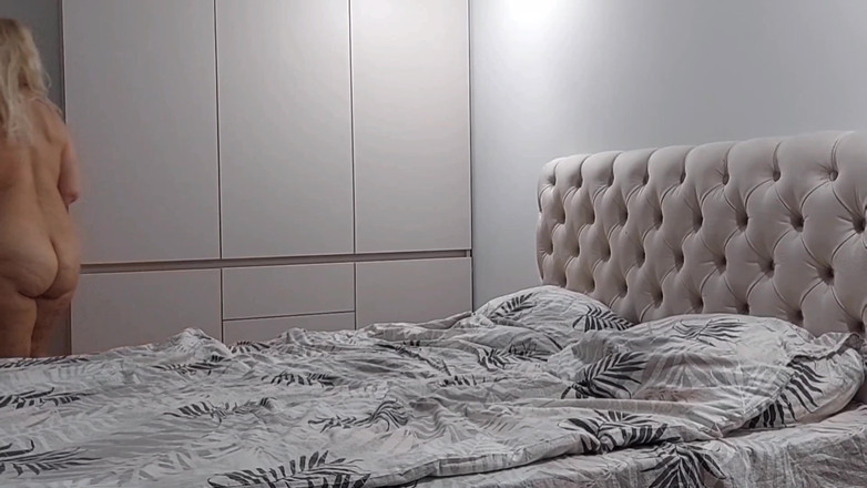 Selena701: 素人ブロンド熟妻が裸のセックスを楽しむ