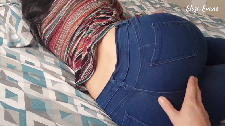 ElizaEvans: Verkeerd bed! Ik neukte de beste vriendin van mijn stiefzus...