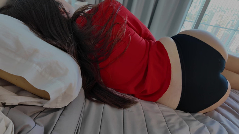 Nipple Stock: La Matrigna E Il Figliastro Condividono Un Letto in Un...