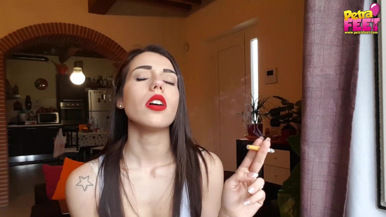 Smokin Fetish: Petra, bombasse italienne séduisante, adore les cocaïtes