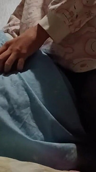 Gadis super kurus lagi asik ngusap memeknya di atas bantal sampai muncrat cepat supaya orang tuanya nggak kepergok lagi ngentot memeknya