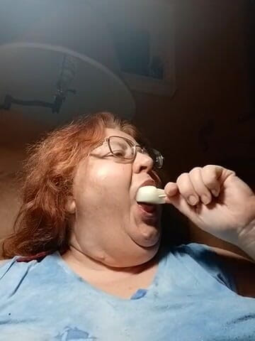 BBW nurse Vicki adventures with friends: 氷冷ラインアイスキャンディーを食べる