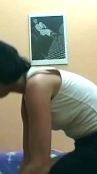 Hubená brunetka roztažená doširoka tlustým ptákem creampie