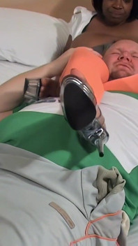 Controlada por uma peituda amadora peituda em leggings laranja