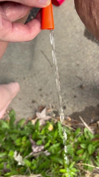 Pișându-se prin cateter afară