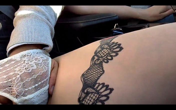 Kndy Kmille: 私はUberの運転手に彼の指を私の引き締まったマンコに入れさせました