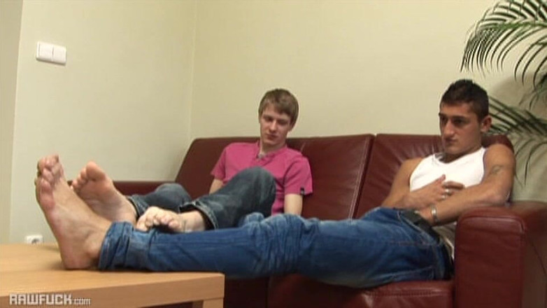 Raw Fuck: Tipi adversi își stropesc denimul