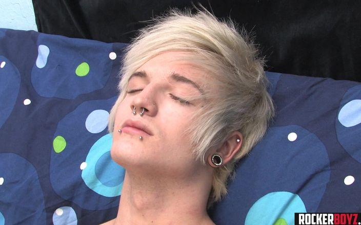 Rocker Boyz: Rockçı twink Amerikalı twink yarağını sıvazlıyor