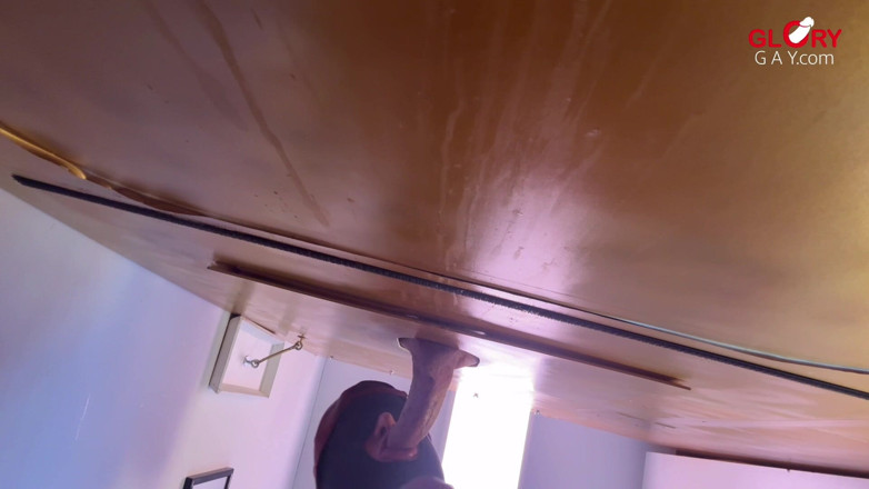 GLORYHOLEGAYS: Збуджений татовий член біля Gloryhole — я бризкаю на нього і мушу лизати чисто!