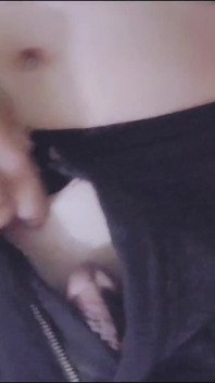 Velmi romantická nejkrásnější gay s velkým zadkem masturbuje v ložnici a anální prstění