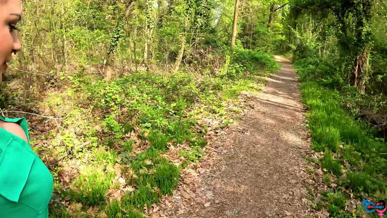 effeemme1: O fată italiană își linge bine vaginul în camporella și face sex oral