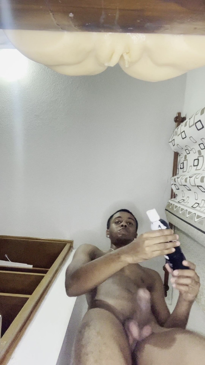 Black-2001: 이 플래쉬라이트를 하는 방식으로 엉덩이와 질을 빨고 싶어