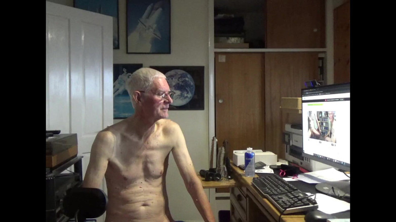 bigears: Tunjukkan Highlight tapi Plug, Ball-weight, dan Cum Shot