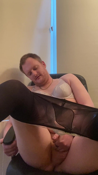 Ava Maxwell: Ava maxwell否认穿紧身衣和胸罩的变性人女孩