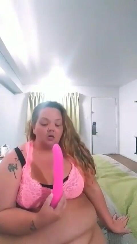 Kimmywetwet: Une BBW squirte sur un gros gode