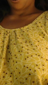 Sexy tetas calientes presionan gug en boca show consolador