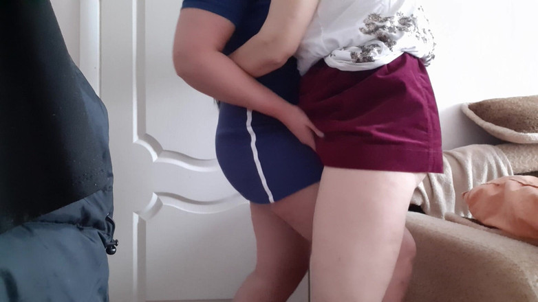 Lesbian-illusion: İki evli kız arkadaş kocalarını başka bir odada aldatıyor