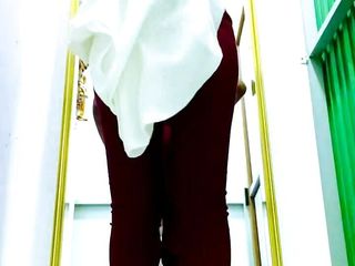 Tharumini_Official: Cô gái Sri lankan nóng bỏng thay váy trong phòng