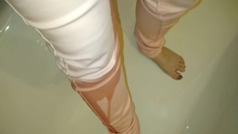RavenBigAss: Jovem buceta peluda punida mijando nos tetas rosa