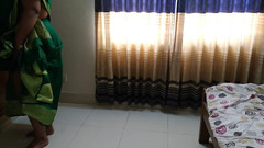 Aria Mia: 当我的继母不在家时，我在她打扫我的房间时操我的印度女仆！