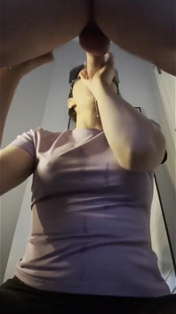 Une baby-sitter sexy taille une pipe baveuse à son copain et reçoit un facial en désordre !