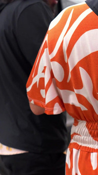 Pirsingli göbekli olgun otobüste götünü siktiriyor