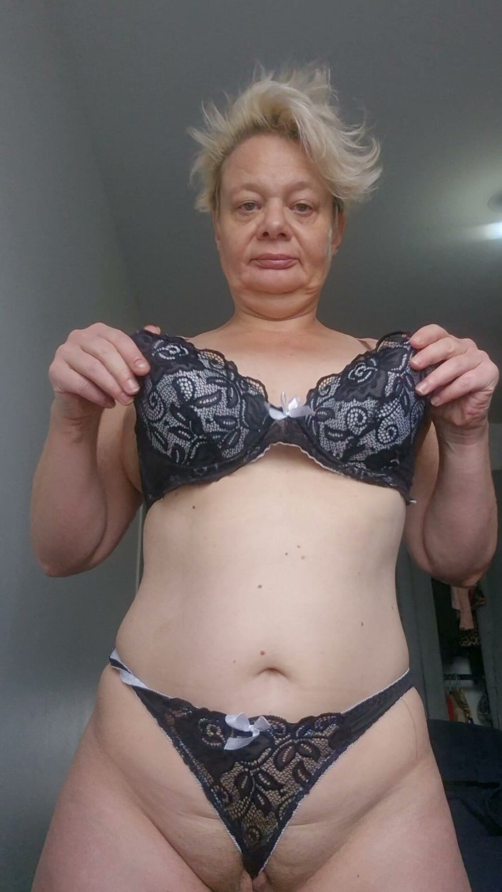 Sofy13: Küçük Bir Selam MILF'in, Olgun Orospu Favori Kim Penis Ister?