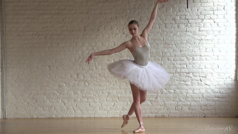 Stunning18: Ballerina Exercising