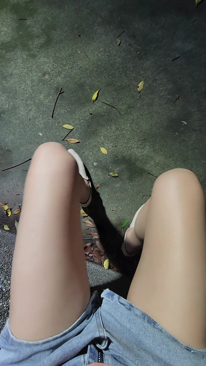 Taiwancdgirl: Aku lagi asik masturbasi sambil bugil di taman!