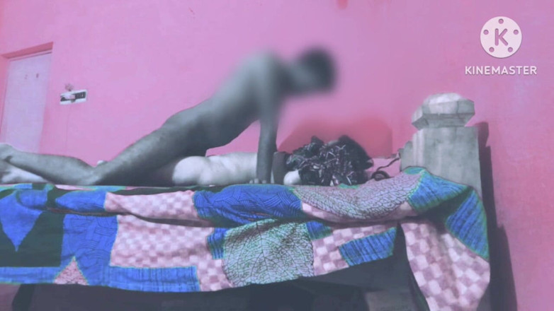 Housewife 69: Una prostituta desi fue encontrada sola en su casa, donde...