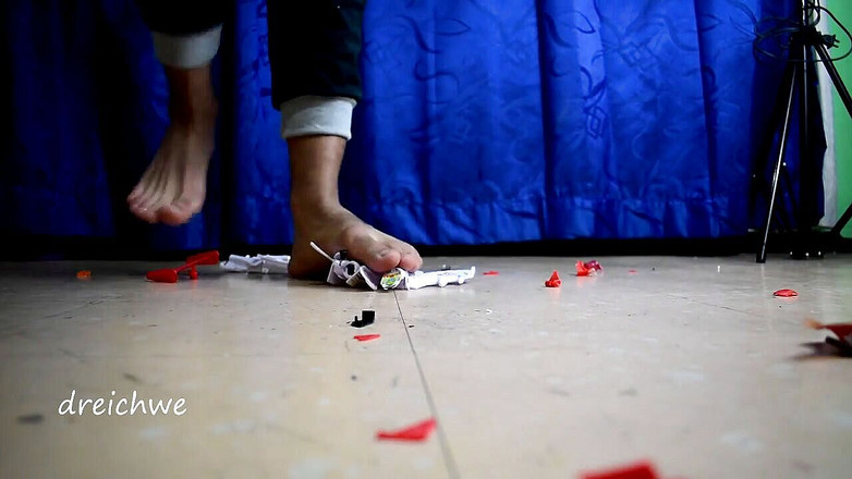 Dreichwe: Zerstört großes Auto mit Spielzeug-Flugzeug