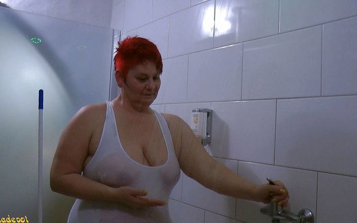 Anna Devot and Friends: Annadevot - costume da bagno trasparente sotto la doccia