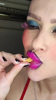 Tussi mit dicken lippen und glänzendem lippenstift isst Eis