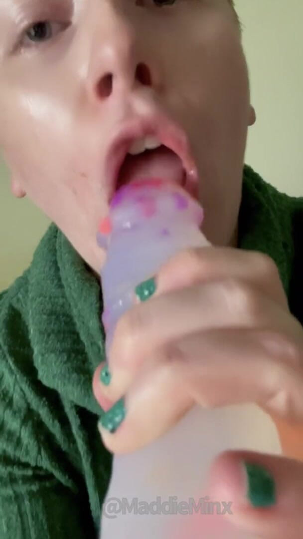 Maddie Minx productions: Milf berambut merah meludah dan tersedak dildo gergasi