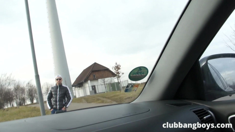 Club Bang Boys: Děvka saje ptáka na veřejnosti